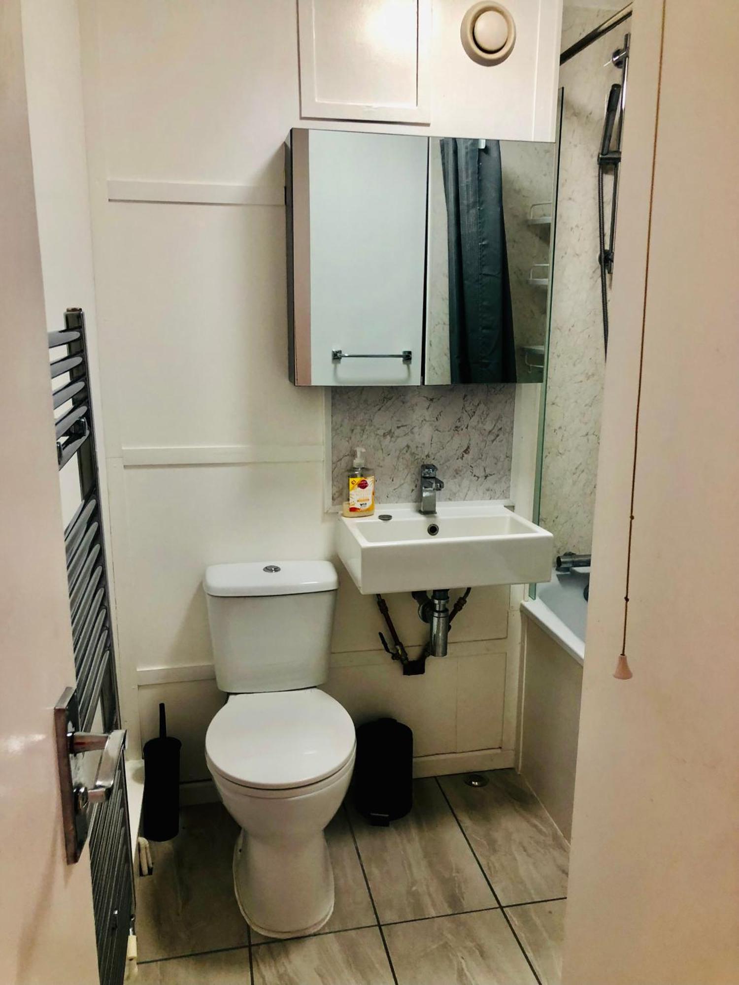 Spacious 4 Bedroom 20 Min To * London