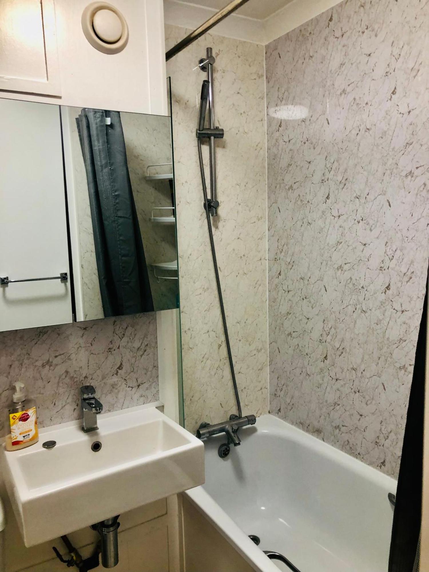Spacious 4 Bedroom 20 Min To *