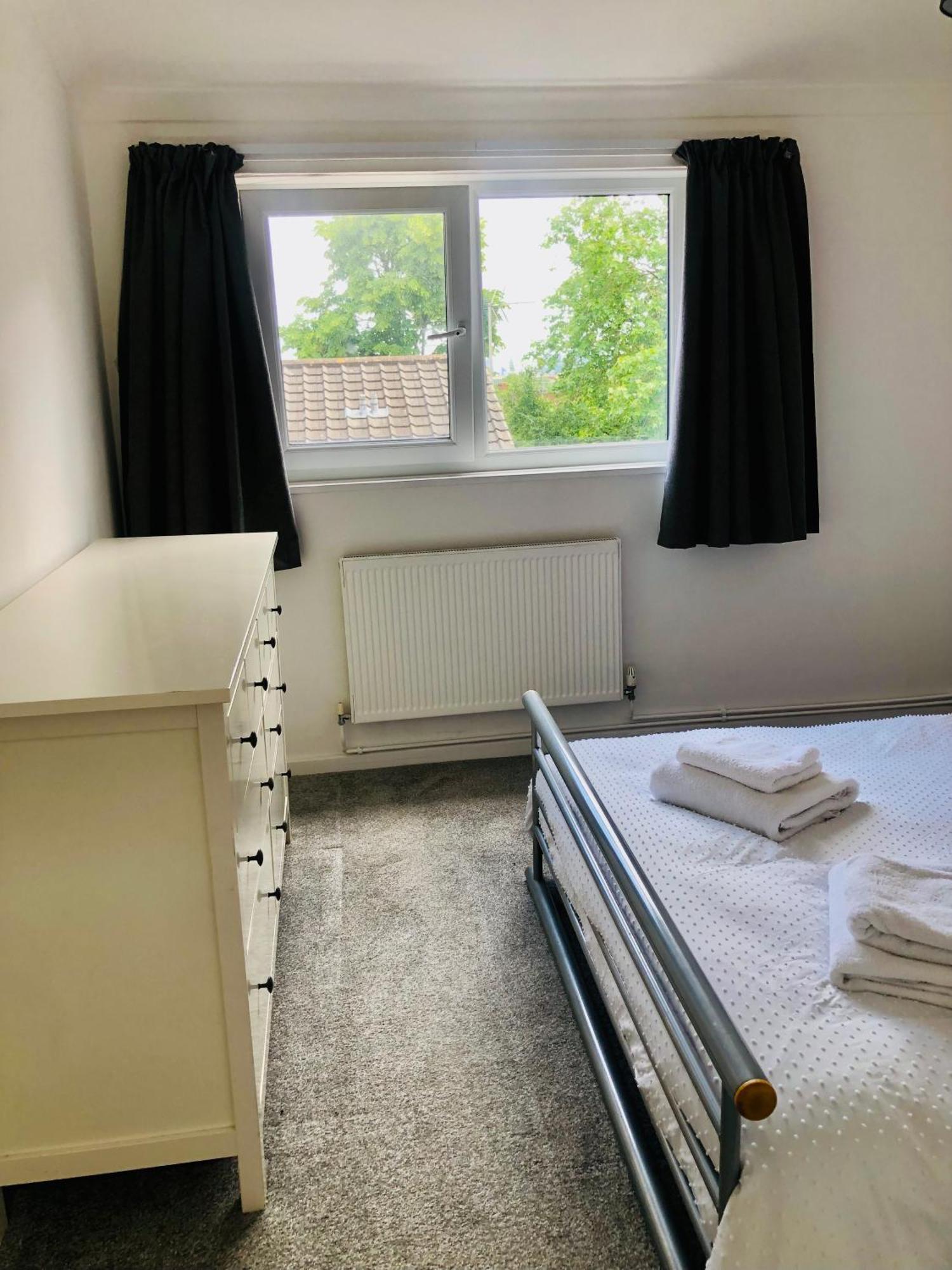 Spacious 4 Bedroom 20 Min To London
