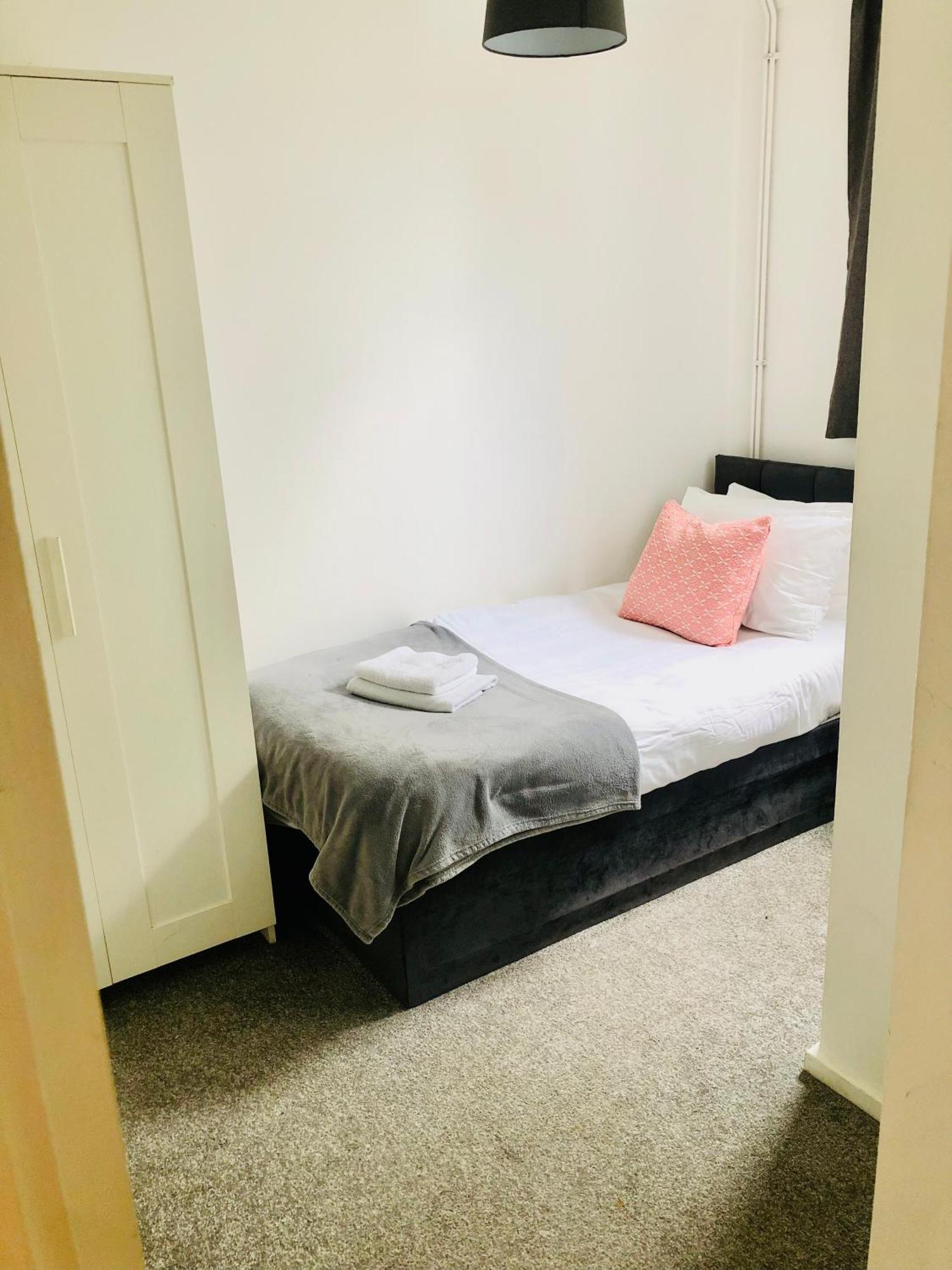 Spacious 4 Bedroom 20 Min To