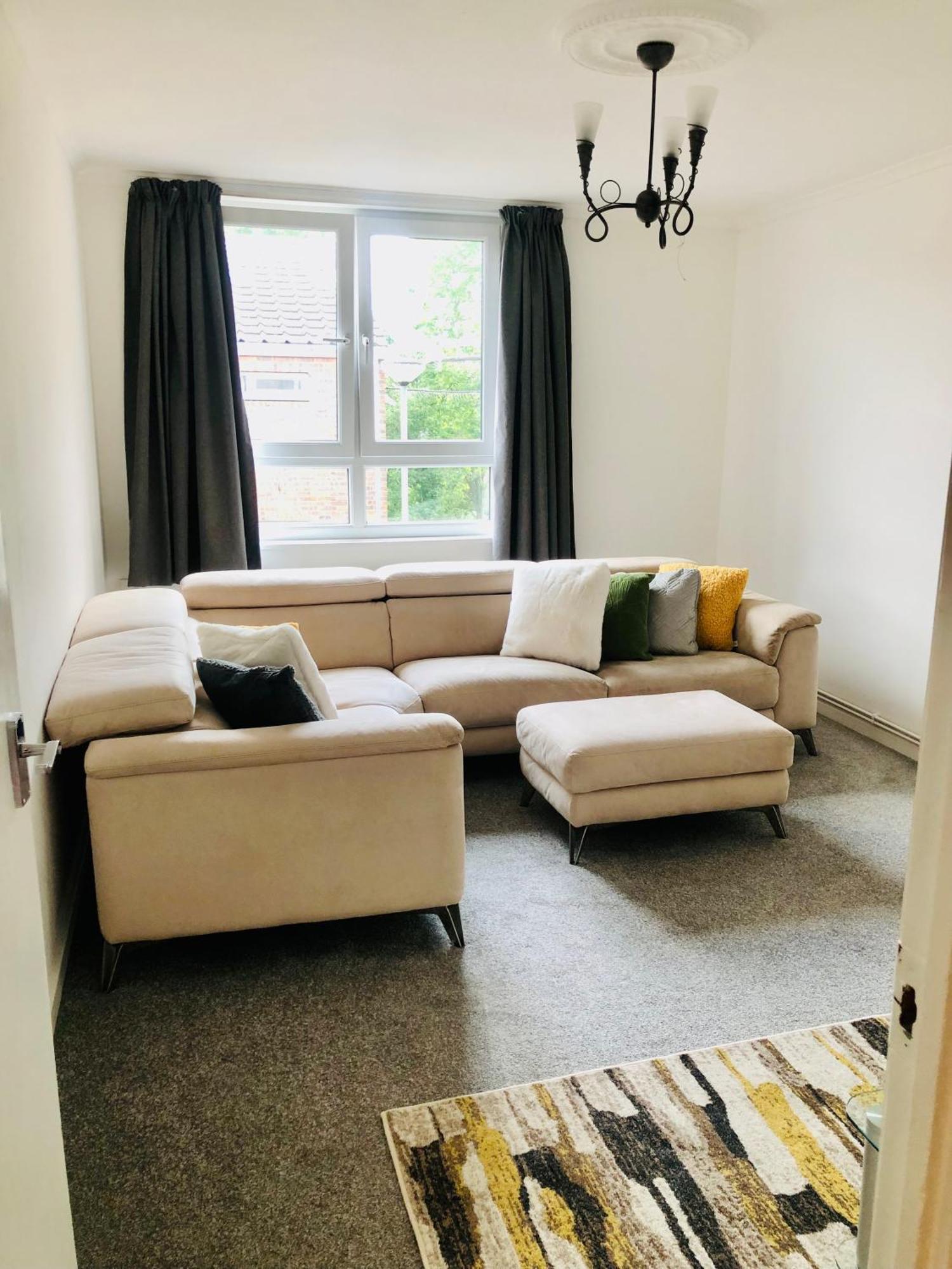 Spacious 4 Bedroom 20 Min To London